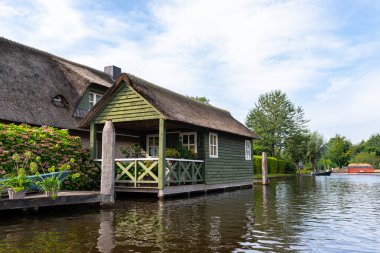 Giethoorn, Hollanda - 13 Eylül 2020. Hollanda 'nın ünlü Giethoorn köyünde su kanalları olan sazdan yapılmış güzel binalar. Köye Hollanda 'nın Venedik' i denir..