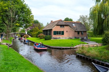 Giethoorn, Hollanda - 13 Eylül 2020. Hollanda 'nın ünlü Giethoorn köyünde su kanalları olan sazdan yapılmış güzel binalar. Köye Hollanda 'nın Venedik' i denir..