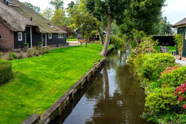 Giethoorn, Hollanda - 13 Eylül 2020. Hollanda 'nın ünlü Giethoorn köyünde su kanalları olan sazdan yapılmış güzel binalar. Köye Hollanda 'nın Venedik' i denir..