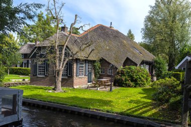 Giethoorn, Hollanda - 13 Eylül 2020. Hollanda 'nın ünlü Giethoorn köyünde su kanalları olan sazdan yapılmış güzel binalar. Köye Hollanda 'nın Venedik' i denir..