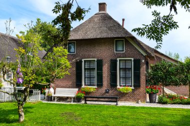 Giethoorn, Hollanda - 13 Eylül 2020. Hollanda 'nın ünlü Giethoorn köyünde su kanalları olan sazdan yapılmış güzel binalar. Köye Hollanda 'nın Venedik' i denir..