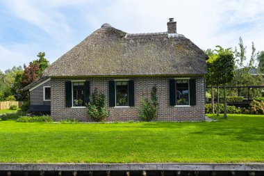 Giethoorn, Hollanda - 13 Eylül 2020. Hollanda 'nın ünlü Giethoorn köyünde su kanalları olan sazdan yapılmış güzel binalar. Köye Hollanda 'nın Venedik' i denir..