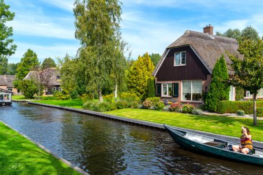 Giethoorn, Hollanda - 13 Eylül 2020. Hollanda 'nın ünlü Giethoorn köyünde su kanalları olan sazdan yapılmış güzel binalar. Köye Hollanda 'nın Venedik' i denir..