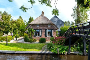 Giethoorn, Hollanda - 13 Eylül 2020. Hollanda 'nın ünlü Giethoorn köyünde su kanalları olan sazdan yapılmış güzel binalar. Köye Hollanda 'nın Venedik' i denir..