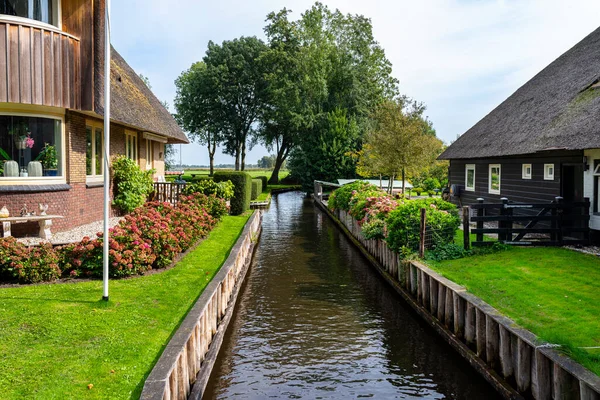 Giethoorn Países Bajos Septiembre 2020 Hermosos Edificios Paja Famoso Pueblo — Foto de Stock