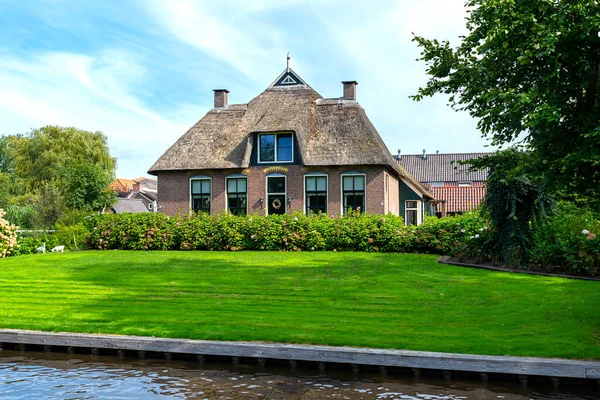 Giethoorn Nederland September 2020 Prachtige Rietgedekte Gebouwen Het Bekende Dorp — Stockfoto