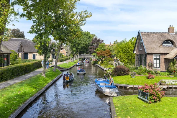 Giethoorn Países Bajos Septiembre 2020 Turistas Navegando Barcos Alquilados Canal — Foto de Stock