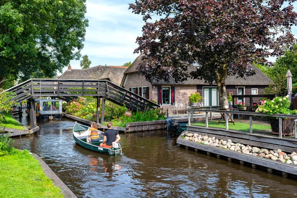 Фетхорн Нидерланды Сентября 2020 Года Туристы Плавают Арендованных Лодках Каналу — стоковое фото