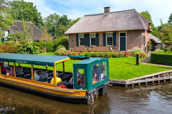Giethoorn Países Bajos Septiembre 2020 Turistas Flotando Crucero Canal Entre — Foto de Stock