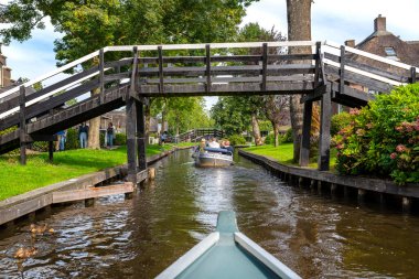 Giethoorn, Hollanda - 13 Eylül 2020. Ünlü Giethoorn köyündeki evlerin arasındaki kanalda yüzen turist teknesinden görüntü. Köy Hollanda 'nın Venedik' idir..