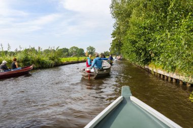 Giethoorn, Hollanda - 13 Eylül 2020. Ünlü Giethoorn köyündeki evlerin arasındaki kanalda yüzen turist teknesinden görüntü. Köy Hollanda 'nın Venedik' idir..