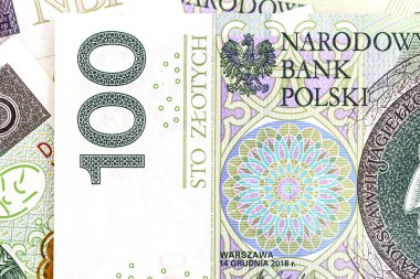 Polonya 100 PLN banknotunun ön tarafındaki makro fotoğraf, yazıtlara yakın plan..