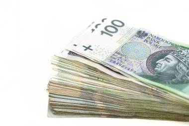 Beyaz arka planda izole edilmiş 100 Polonyalı zloti kağıt para yığını..