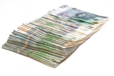 Beyaz arka planda izole edilmiş 100 Polonya zloti kağıt para yığını..