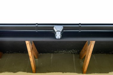 Evdeki su borusu olmayan bir oluk tüfeği. Aşağıdan görülmüş..