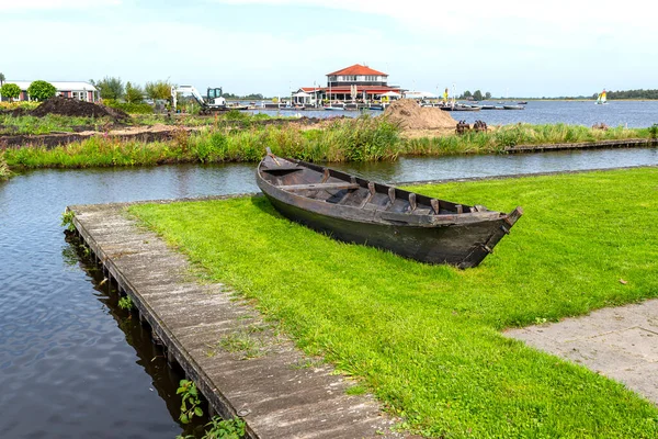 Vieux Bateau Bois Debout Sur Rivage Sur Herbe Arrière Plan — Photo