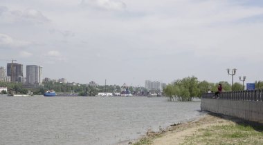   Rostov on Don, Rusya Federasyonu - ebilmek 19,2018: sol bankadan kenti. Don nehri üzerinde bir gemi yelken. Şehrin vatandaşlar izle