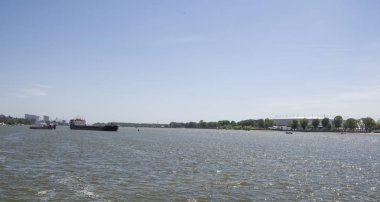 Rostov on Don, Rusya Federasyonu-Haziran 16,2018:'ın gemisi kablolama Don Nehri üzerindeki köprünün altından
