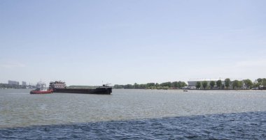 Rostov on Don, Rusya Federasyonu-Haziran 16,2018:'ın gemisi kablolama Don Nehri üzerindeki köprünün altından