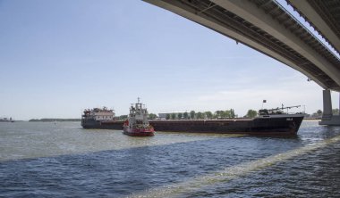 Rostov on Don, Rusya Federasyonu-Haziran 16,2018:'ın gemisi kablolama Don Nehri üzerindeki köprünün altından
