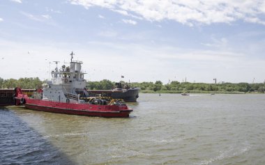 Rostov on Don, Rusya Federasyonu-Haziran 16,2018:'ın gemisi kablolama Don Nehri üzerindeki köprünün altından
