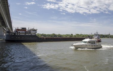 Rostov on Don, Rusya Federasyonu-Haziran 16,2018:'ın gemisi kablolama Don Nehri üzerindeki köprünün altından