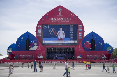 Rostov on Don, Rusya Federasyonu-Haziran 16,2018: FIFA Dünya Kupası 2018 Tiyatro Meydanı, fan bölgenin. İlk ziyaret edenler