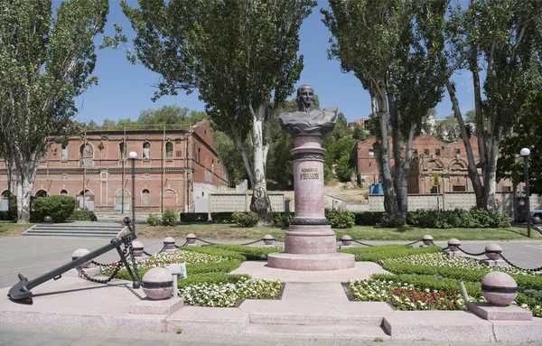   Rostov on Don, Rusya Federasyonu-Haziran 16,2018: Amiral Ushakov Anıtı Paramonovsky ambarlar 19. yüzyıl fon karşı