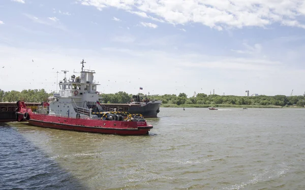 Rostov on Don, Rusya Federasyonu-Haziran 16,2018:'ın gemisi kablolama Don Nehri üzerindeki köprünün altından