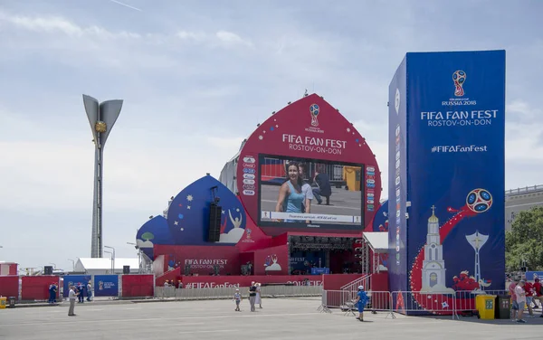 Rostov on Don, Rusya Federasyonu-Haziran 16,2018: FIFA Dünya Kupası 2018 Tiyatro Meydanı, fan bölgenin. İlk ziyaret edenler