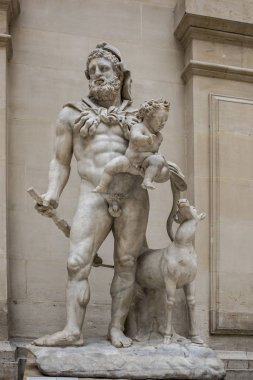  Paris; Fransa-Mayıs 03; 2017: oğlu Telephe taşıyan Herakles (Herkül). Yaklaşık 130 reklam. Louvre