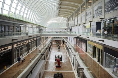  Singapore, Singapur-06 Ağustos 2018: Shoppes, Marina Bay Sands(Store). Alıcılar geliyor