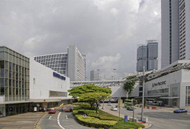 Singapore, Singapur-06 Ağustos 2018: Görünüm Raffes Bulvarı. Yayalar ve araçların Bulvarı hareket ediyor