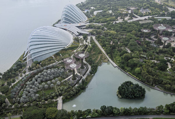 Сингапур, Сингапур - 7 августа 2018 года: Вид на цветочный купол и облачный лес с смотровой площадки отеля Marina By Sands
 