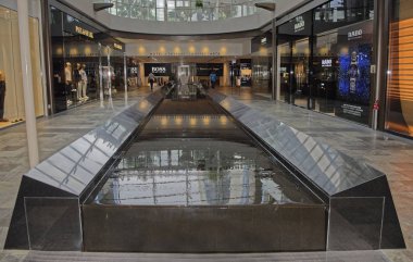  Singapore, Singapur-07 Ağustos 2018: Shoppes, Marina Bay Sands(Store). Alıcılar geliyor