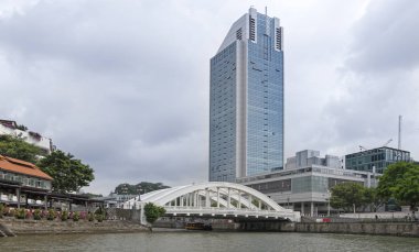 Singapore, Singapur-07 Ağustos 2018: Elgin Köprüsü Singapur Nehri üzerinde görünümü. Köprü yayalar üzerinde nehir gemisinde