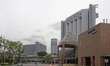 Singapore, Singapur-08 Ağustos 2018: Şehrin sokak görünümünü. İnsanlar ve araba cadde boyunca hareket ediyor