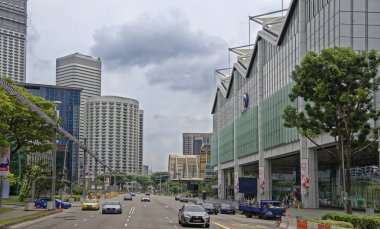Singapore, Singapur-08 Ağustos 2018: Şehrin sokak görünümünü. İnsanlar ve araba cadde boyunca hareket ediyor