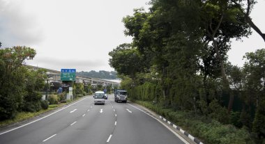 Singapore, Singapur-08 Ağustos 2018: Şehrin sokak görünümünü. İnsanlar ve araba cadde boyunca hareket ediyor