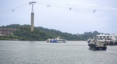   Singapore, Singapur-08 Ağustos 2018: Teleferik Sentosa ağ geçidi üzerinden, görünüm