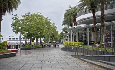 Singapore, Singapur-08 Ağustos 2018: Görünümünü Sentosa ağ geçidi üzerinden Vivocity. Setin turist yürüyüş üzerinde