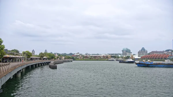  Singapore, Singapur-08 Ağustos 2018: Sentosa ağ geçidi görünümünü. Setin turist yürüyüş üzerinde