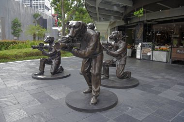 Singapore, Singapur-09 Ağustos 2018: Heykel bir köpek - fotoğrafçılar (paparazzi)