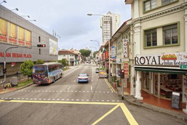 Singapore, Singapur-09 Ağustos 2018: Jalan Besar Rd. Üstünde belgili tanımlık sokak yayalar ve arabalar 