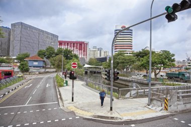 Singapore, Singapur-09 Ağustos 2018: Arap St. Üstünde belgili tanımlık sokak yayalar ve arabalar 