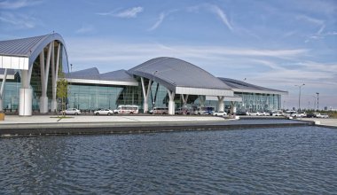  Rostov on Don, Rusya Federasyonu - Eylül 30,2018: Havaalanı Platov, uçuşlar için hazırlanıyor Dünya Kupası 2018.Passengers için inşa edilmiş. Yolcu uçuşları için hazırlanıyorlar. Araçlar bölge hareket ediyor