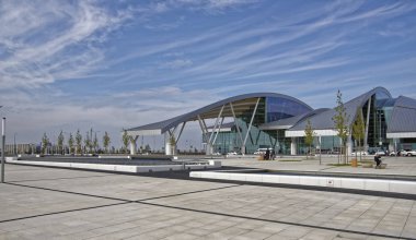 Rostov on Don, Rusya Federasyonu - Eylül 30,2018: Havaalanı Platov, uçuşlar için hazırlanıyor Dünya Kupası 2018.Passengers için inşa edilmiş. Yolcu uçuşları için hazırlanıyorlar. Araçlar bölge hareket ediyor