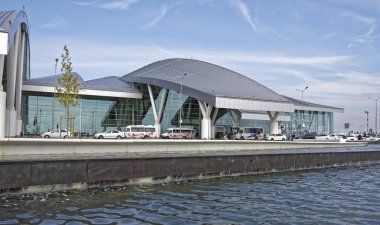  Rostov on Don, Rusya Federasyonu - Eylül 30,2018: Havaalanı Platov, uçuşlar için hazırlanıyor Dünya Kupası 2018.Passengers için inşa edilmiş. Yolcu uçuşları için hazırlanıyorlar. Araçlar bölge hareket ediyor