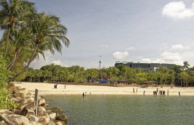  Singapore, Singapur-10 Ağustos 2018: Sentosa Palawan Plajı görünümünü. Kıyıda oturan insanlar
