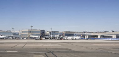 Moskova, Rusya - 11 Ağustos 2018: Domodedovo Havaalanı. Uçakları izlememiz Teleskopik merdivenler